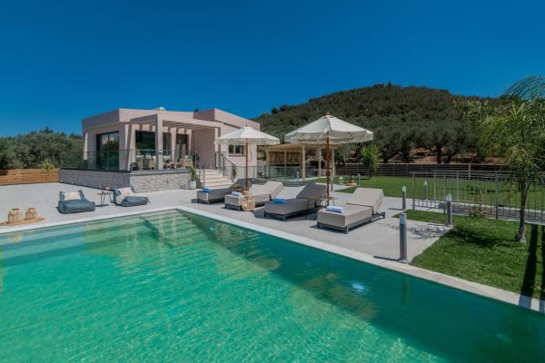 De Hierro Exclusive Villa - Magical Hospitality in a Villa with Pool and Breathtaking Views By Villa Mana Gers, Забронировать  Планос Закинф