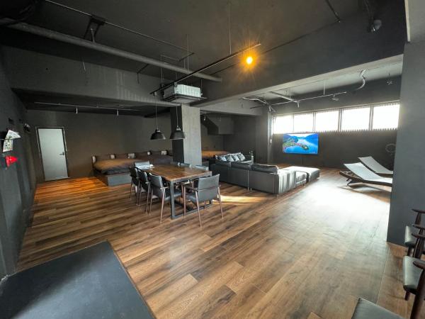 Black Villa Naha 最大8名宿泊可 136平米 美栄橋駅 徒歩1分 国際通り 徒歩7分, Забронировать  Томари Окинава