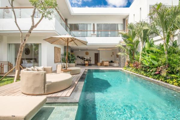 Seaside Luxury 4BR Villa, 400m to Finns, Canggu, Забронировать  Чангу Бадунг