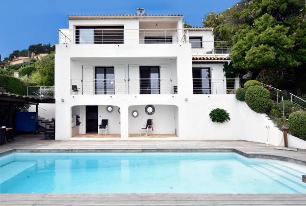 Villa luxueuse moderne avec piscine & récemment rénovée, vue mer exceptionnelle, Забронировать  Кавалер-сюр-Мер Сен-Тропе залива