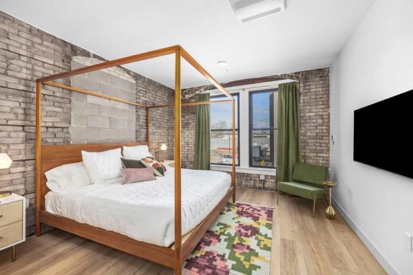 BlueJay Hotel