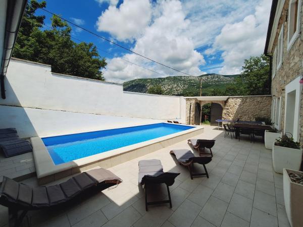 Villa Stone castle, Забронировать  Отели Приморско-Горанской жупания с парковкой, Парковка