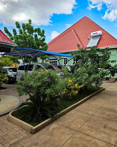 Kigongoni Gazella Hotel, Забронировать  Отели Мто-ва-Мбу с парковкой, Парковка