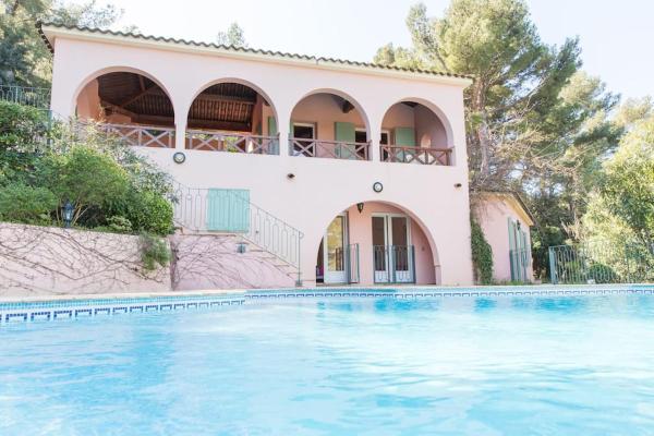 Villa Cap Benat piscine vue mer, Забронировать  Борм-ле-Мимоза Mimosa Road