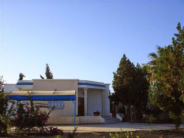 Maison Villa Sousse Chott-Meriem, jardin arboré, 400m de la plage, Забронировать  Chott Meriem Сус