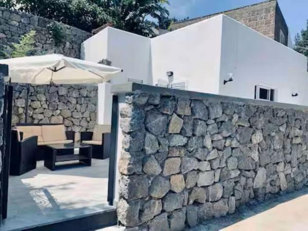 Ischia-Forio-Punta Caruso-La Grille du coq-villa 1 il prezzo della villa è riferito all\intero alloggio con il limite delle persone previste n 4, Забронировать  Форио-ди-Искья остров Искья