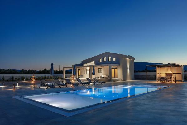 Samantha Villa, By TK Premium Stays, Забронировать  Отели Ambelókipoi с бассейном, Бассейн