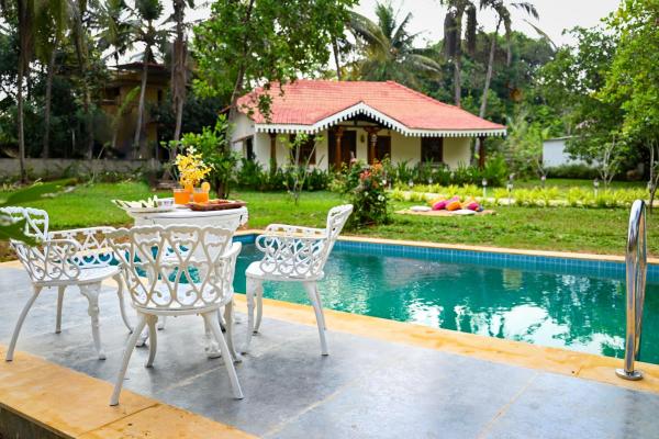 White Serenity Heritage Pool Villa near Beach Udupi, Забронировать  Отели Gangolli с бассейном, Бассейн