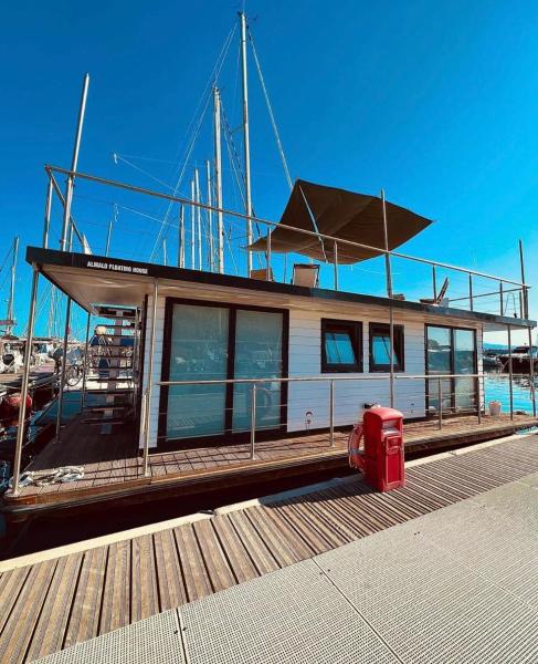 ALMALO Floating House - Casa Galleggiante