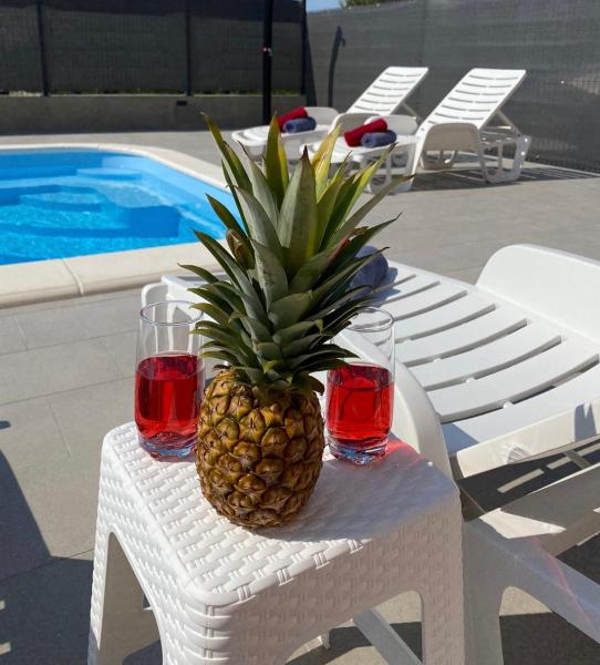 Apartments Ukić with a large outdoor swimming pool, Забронировать  Отели в центре Каштел Старей, в центре