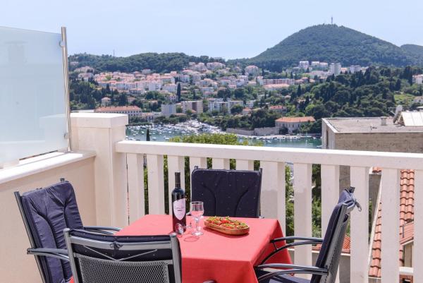 Apartment Violeta 2 with parking