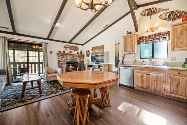 High Hopes - Walk to Lake & Village, Bumper Pool, Fireplace