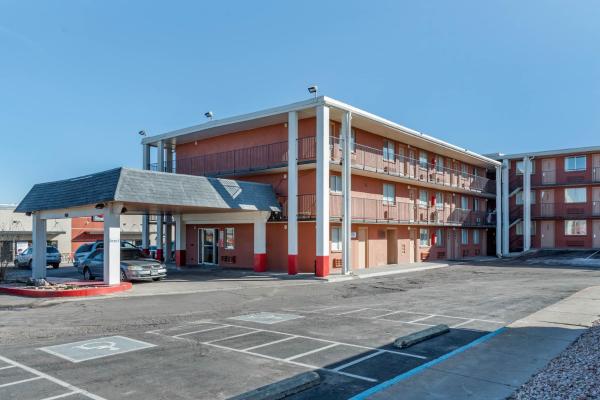 Pueblo Inn