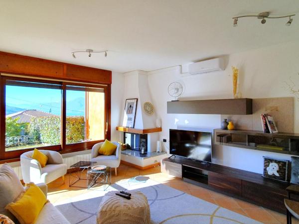 House in Luino with Green Garden and City Views, Забронировать  Луино Provincia di Varese