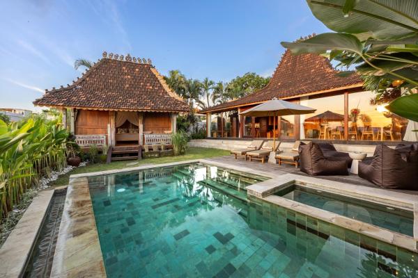 Charming 2BR Wooden Villa with Lush Garden Oasis by Santi Management, Забронировать  Tumbak Bayuh провинция Бали