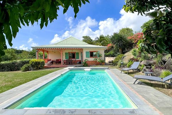 Villa Creole with Pool, Забронировать  Отели Ла-Трините с парковкой, Парковка