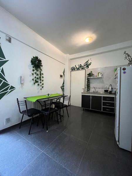 Depto en Villa Carlos Paz para 4 personas - Piscina y cochera, Забронировать  Недорогие отели Punilla Valley, недорогие