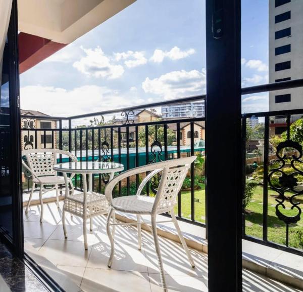 luxe living one bedroom apartment with heated swimming pool fully equipped gym ample parking space and relaxing rooftop with amazing city views, Забронировать  Найроби Руанда, рядом с Valley Arcade Shopping Centre