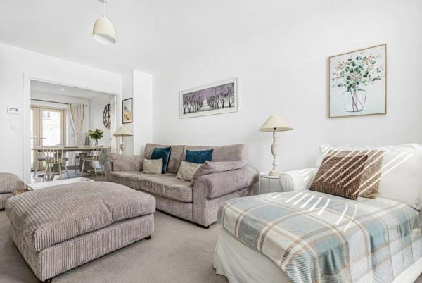Contemporary 3 Bedroom home in Launton Village - close to Tythe Barn, Bicester Shopping & Bicester Heritage, Забронировать   