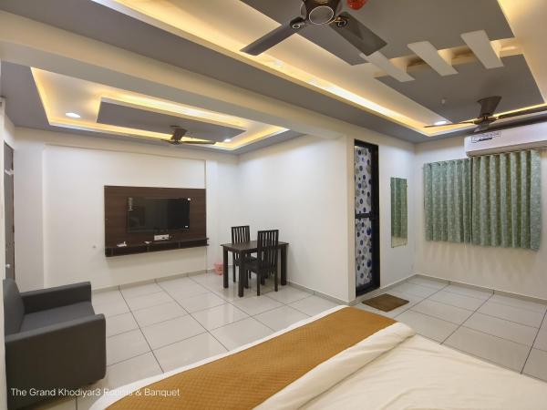 Hotel The Grand Khodiyar-3 Rooms & Banquet