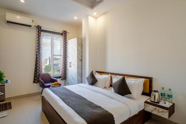 Hotel Delhi 53 At Bhajan Pura, Забронировать  Нойда штат Уттар-Прадеш