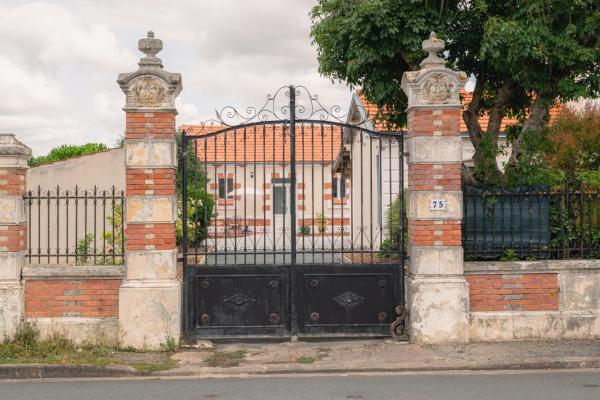 Chambres dhôtes de charme LE LOGIS ROUGE la Rochelle, Vendée, Ile de Ré, Marais Poitevin, calme mer campagne piscine, Забронировать  Шаррон Маре-Пуатвен
