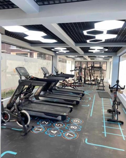 luxury living one bedroom apartment with fully equipped gym heated swimming pool children playing ground and a relaxing rooftop with amazing city views, Забронировать  Недорогие отели Найроби, рядом с Shifteye Gallery, недорогие