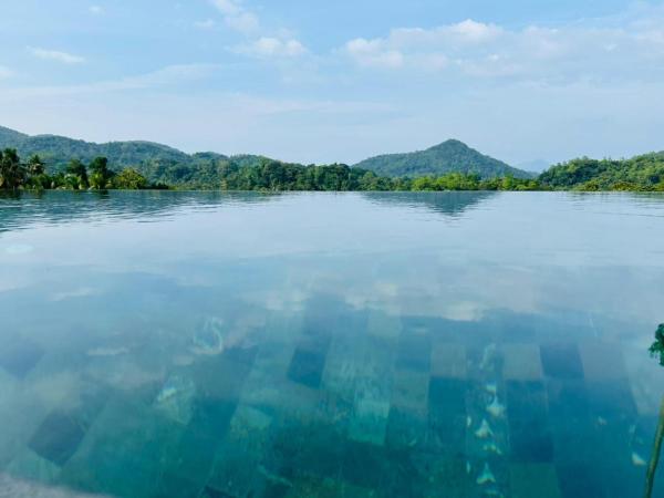 The Cube, Забронировать  Отели Сабарагамува с бассейном, Бассейн