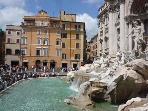 Rental in Rome Trevi Fouintain View Apartment
