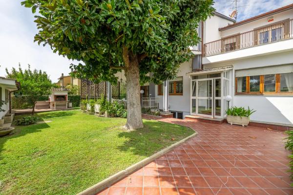 Ampia villa con piscina, area barbecue e campi da tennis, Забронировать  Отели Казаль-Палокко с бассейном, Бассейн