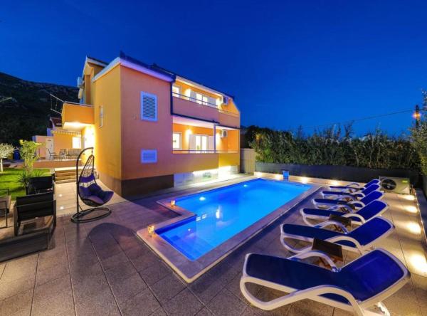 Kastel Luksic Scenic Villa With Pool