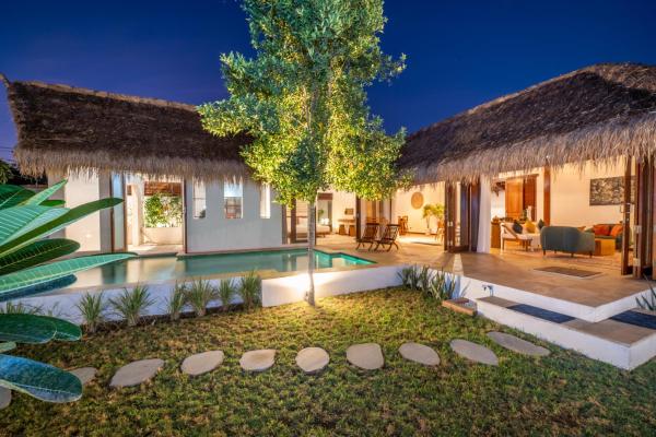 Villa Banten, modern villa with private pool, Забронировать  Отели островов Гилей с бассейном, Бассейн