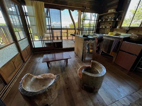 離島でオフグリットなスローライフを味わえる山奥の手作り一軒宿 古道具と手仕事の宿ねまりや