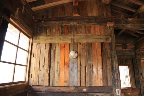 離島でオフグリットなスローライフを味わえる山奥の手作り一軒宿 古道具と手仕事の宿ねまりや
