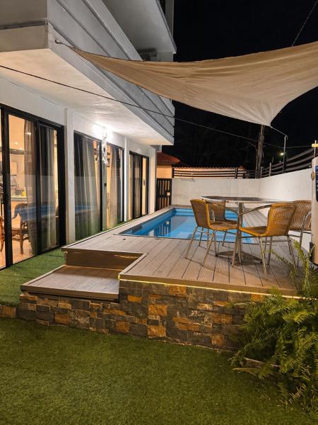 Blue Wave Villa, Забронировать  Отели Флик-ан-Флак с парковкой, Парковка