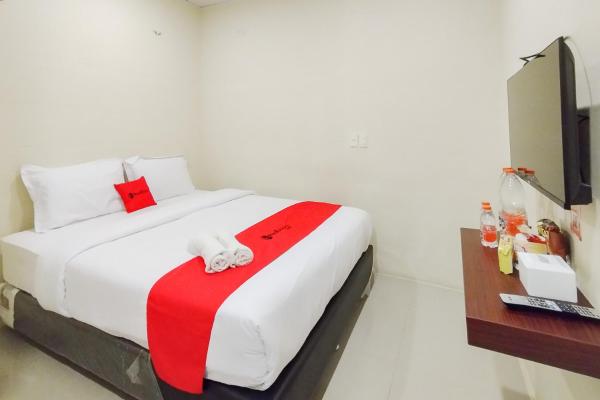 RedDoorz at Rejoss Lux Medan, Забронировать  Недорогие отели Медана, рядом с Cambridge City Square, недорогие
