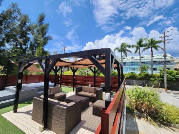 ビーチから徒歩6分広々としたテラスBBQ露天ジャグジーMorley2, Забронировать  Онна 