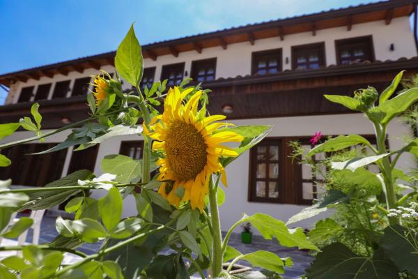 The House of Dollma , Inside Kruja Castle, Забронировать  Отели в центре Круя, в центре