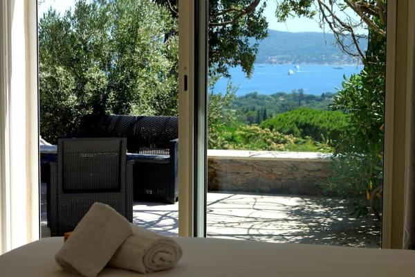 Villa piscine vue sur le golfe de Saint-Tropez, Забронировать  Гримо Сен-Тропе залива