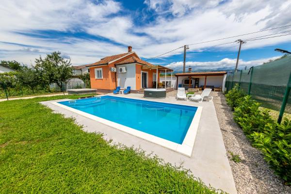 Villa Orange House, Забронировать  Отели Мостар с парковкой, Парковка