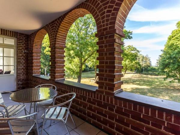 Villa Höger Whg 05, Забронировать  Отели Больтенхаген с парковкой, Парковка
