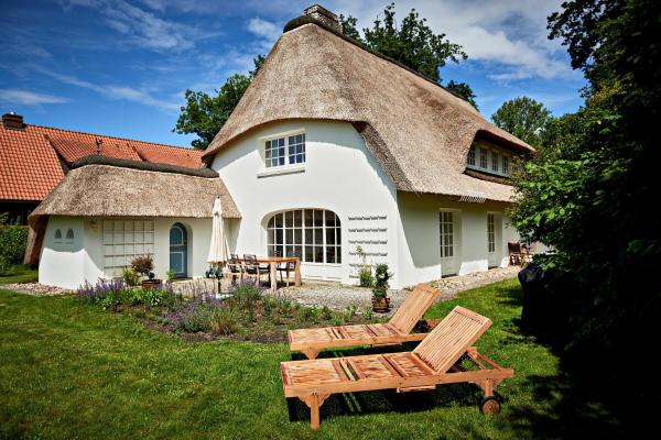 Reetdach-Villa mit Blick in die Natur - 160m² Entspannung pur, Забронировать  Йерсбек Шлезвиг-Гольштейн