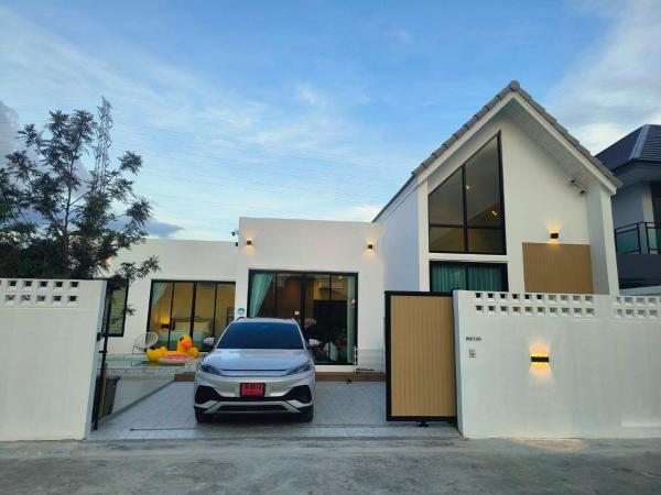 Holiday Pool Villa Bangsean Chonburi - 3 Bedrooms Villas up to 12 people, Забронировать  Ban Muang Чонбури