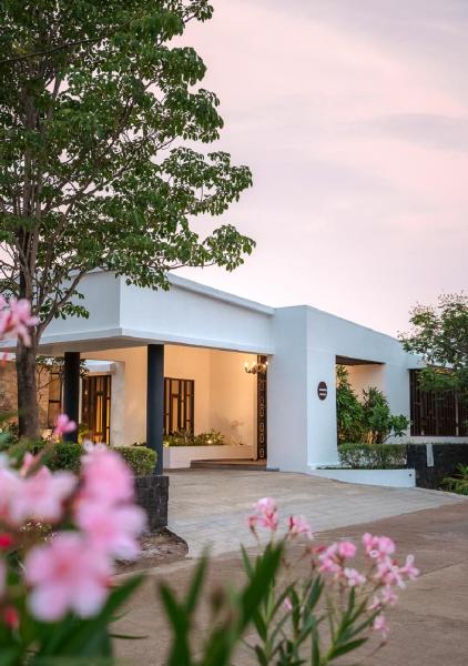 Lohono Stays Villa Bamboo Breeze, Забронировать  Отели штата Махараштры с бассейном, Бассейн