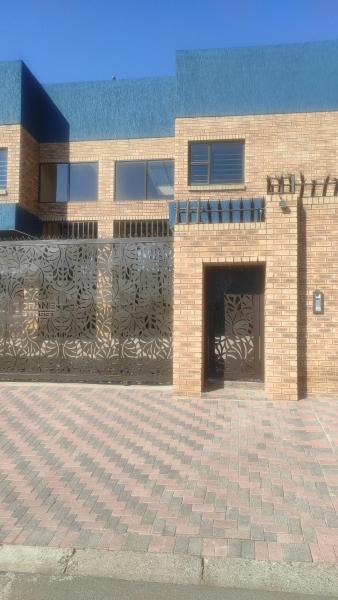 Brand new crane Apartments, Забронировать  Lenasia Гаутенг