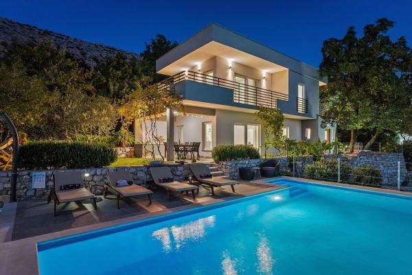 Villa UP with panoramic views of picturesque landscape and sea, Забронировать  Горне-Ситно Сплитско-Далматинская жупания