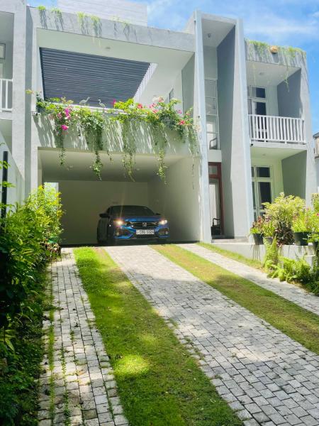 OESIS - Stylish Villa Steps from Historic Galle Fort, Забронировать  Отели Округа Галле с парковкой, Парковка