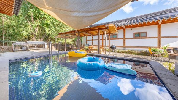 Gyeongju Adamwon hanok dokchae pension