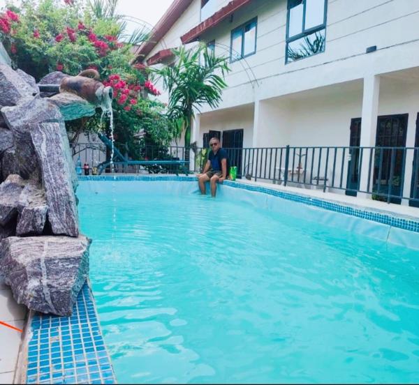 Villa Saint-Sulpice Apt avec piscine, Забронировать  Отели Mfoundi с бассейном, Бассейн