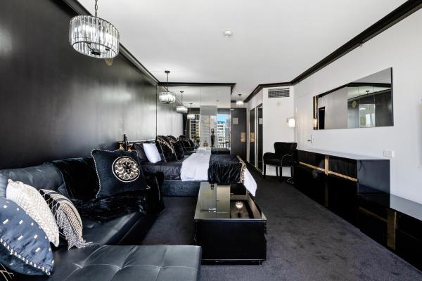 Versace Themed Hotel Room in Prime Location, Забронировать  Серферс-Парадайс Голд-Кост, рядом с SkyPoint Observation Deck